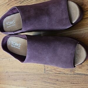 TOMS Ladies Size 8.5W Florence Slip-On Peep Toe Platform Sandals, Chestnut Suede